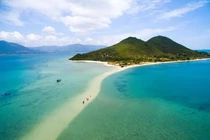 Ngắm những con đường đi bộ xuyên biển độc đáo nhất nhì Việt Nam