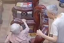 Cụ ông xin vợ cho sang uống nước chè cùng “thằng cu” 70 tuổi