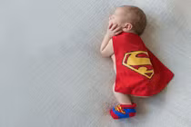 Kinh ngạc em bé sơ sinh vừa ra đời đã nhấc bổng khay kim loại