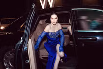 “Choáng” độ giàu có của nữ đại gia thích mang hột xoàn ra đếm