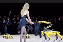 Robot trình diễn trên sàn catwalk, bất ngờ “lột” đồ người mẫu