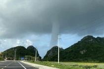 Cận cảnh vòi rồng khổng lồ xuất hiện ở khu vực đảo Cát Bà