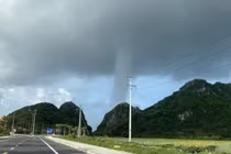 Cận cảnh vòi rồng khổng lồ xuất hiện ở khu vực đảo Cát Bà