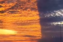 Kinh ngạc bầu trời bị cắt đôi thành hai nửa màu kỳ dị