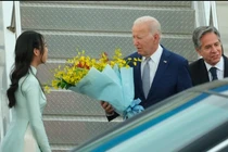 Chân dung nữ sinh tặng hoa cho Tổng thống Mỹ Joe Biden