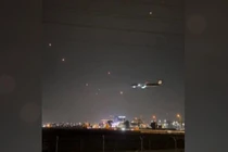 Máy bay chở khách vượt mưa rocket giữa bầu trời đêm từ Gaza