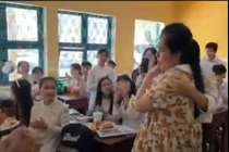 Bị học sinh “lừa”, cô giáo bật khóc nức nở khiến dân tình rơi lệ