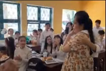 Bị học sinh “lừa”, cô giáo bật khóc nức nở khiến dân tình rơi lệ
