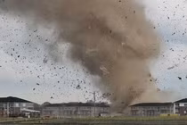 Kinh hoàng lốc xoáy dữ dội nuốt chửng hàng chục biệt thự tại Mỹ