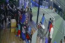 Nam thanh niên bị truy sát kinh hoàng vì bị cho là... “nhìn đểu”