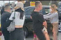 Nhóm người nghi đánh ghen lột đồ, cắt tóc một cô gái giữa đường