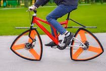 Cận cảnh chiếc xe đạp có bánh hình tam giác độc nhất vô nhị