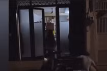 Đi chơi về khuya, chồng hoảng sợ bỏ chạy khi thấy vợ xuống mở cửa