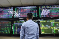 Nhóm phân đạm thăng hoa, VN-Index tăng thêm 8 điểm phiên cuối tuần