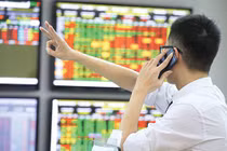 HoSE sớm nghẽn lệnh vào phiên sáng khiến VN-Index chỉ tăng hơn 8 điểm