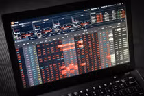 Thị trường giảm nhẹ cuối phiên đẩy VN-Index về mốc 1.270 điểm