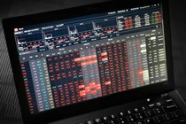 Thị trường giảm nhẹ cuối phiên đẩy VN-Index về mốc 1.270 điểm