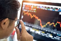 Lực bán mạnh ở cuối phiên khiến VN-Index mất gần 5 điểm 