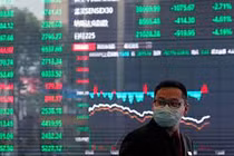 Thị trường chìm sâu trong sắc đỏ, VN-Index giảm hơn 8 điểm