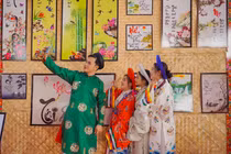 Mùng 1 Tết Ất Tỵ, người dân TP HCM hân hoan du xuân 