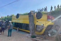 Lật xe đưa đón học sinh trên QL 19, nhiều em bị thương