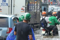 Đường phố Hà Nội ngập lụt giữa trời nắng