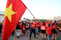 CĐV nhuộm đỏ khu vực ngoài sân Mỹ Đình trước trận chung kết “trong mơ”