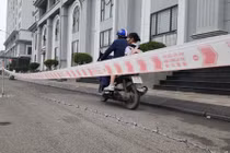 Hà Nội: Giăng “bẫy” dây thép gai ở chung cư Hateco Apollo 