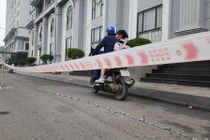 Hà Nội: Giăng “bẫy” dây thép gai ở chung cư Hateco Apollo 