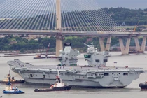 Quá to, tàu sân bay Anh chật vật chui cầu