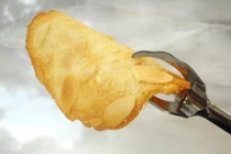 Làm bánh cuộn hạnh nhân lạ miệng với 7 bước đơn giản