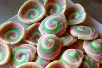 Làm bánh tai heo sắc màu chờ Tết đến