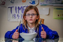 Kỳ lạ bé gái 7 tuổi bị xe cán cũng không đau