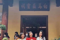 Chi Pu bị chỉ trích khi đi chùa đầu năm mới nhưng lại diện váy ngắn