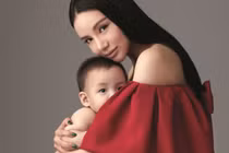 Ái nữ tỷ phú Singapore đính hôn sau một năm làm mẹ đơn thân