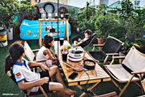 Bố Hà Nội dựng lều, 'xây' bể bơi làm tour du lịch “nóc nhà” cho con