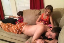 Các “ông bô”, đừng ngủ khi nhóc tì còn thức!