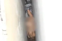 Nghe tiếng khóc từ bức tường, phát hiện cảnh tượng oái oăm giữa khe hẹp chưa đến 30cm