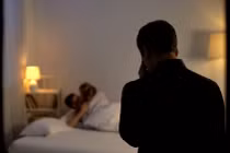 Người đàn ông 'mắt nhắm mắt mở' để vợ “ăn nem” chỉ vì lý do này