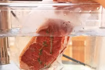 Cách rã đông thịt cá nhanh mà vẫn giữ được độ tươi ngon, mềm mại