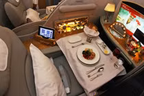 Vì sao khoang hạng nhất của máy bay luôn kéo rèm: Lý do trần trụi gây giật mình