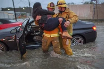 Chùm ảnh bão lớn hoành hành ở California, 2 người chết