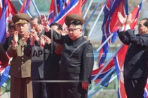 Ảnh: Ông Kim Jong-un cười tươi trong lễ khánh thành khu phố mới