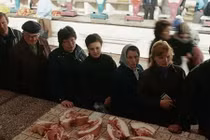 Cảnh dân Liên Xô xếp hàng mua nhu yếu phẩm qua ảnh 