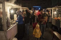 Choáng ngợp trước đồ ăn hấp dẫn trong chợ đêm Tân Cương