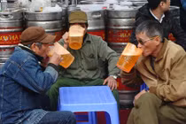 Độc đáo văn hóa uống bia ở Việt Nam trên báo Tây 
