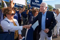 Thượng nghị sỹ John McCain sang Syria bàn cách đánh IS