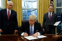 Tổng thống Donald Trump ký sắc lệnh rút Mỹ khỏi TPP