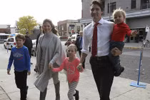 Ngày Valentine, Sputnik đăng ảnh lãnh đạo thế giới bên nửa kia