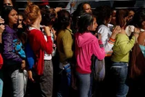 Ảnh: Dân Venezuela xếp hàng dài cổ mua nhu yếu phẩm